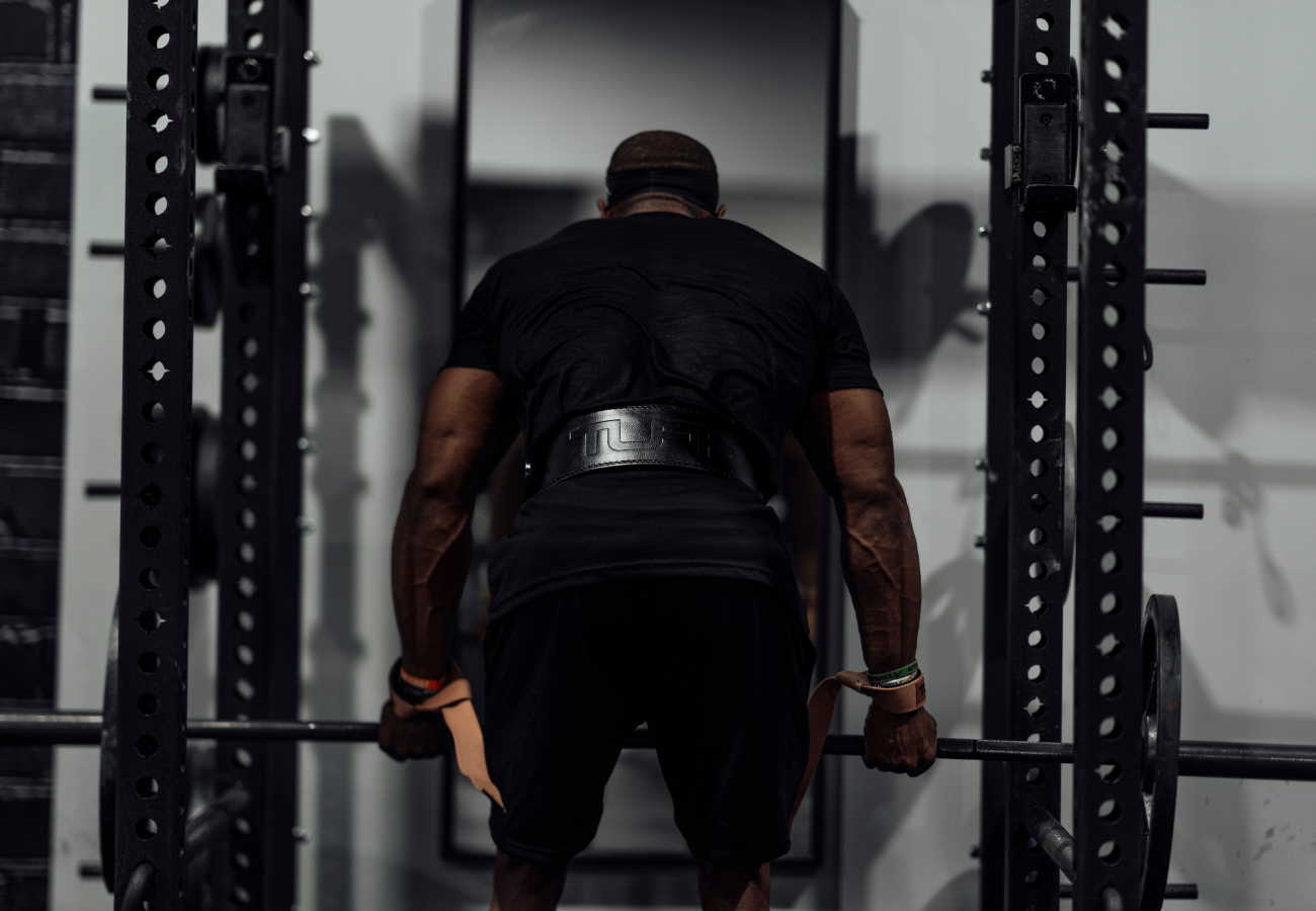 man figuring out what weight for lifting straps