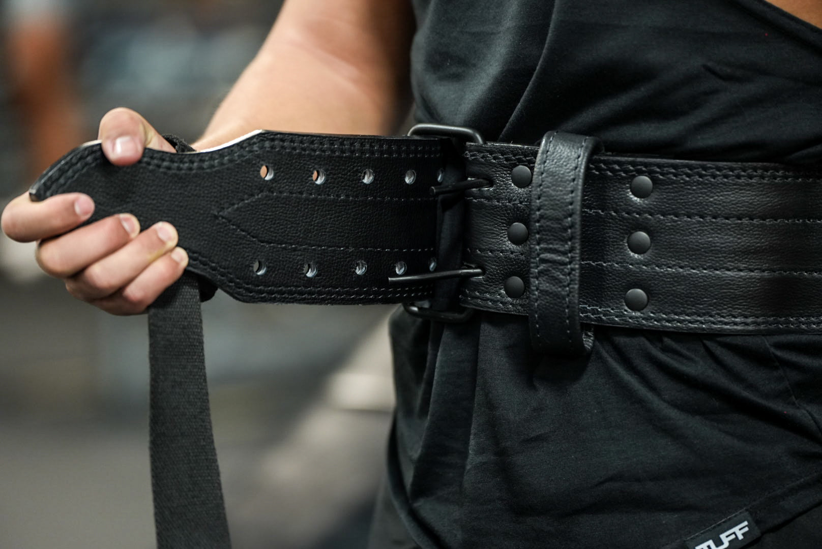 man putting on the best weightlifting belt