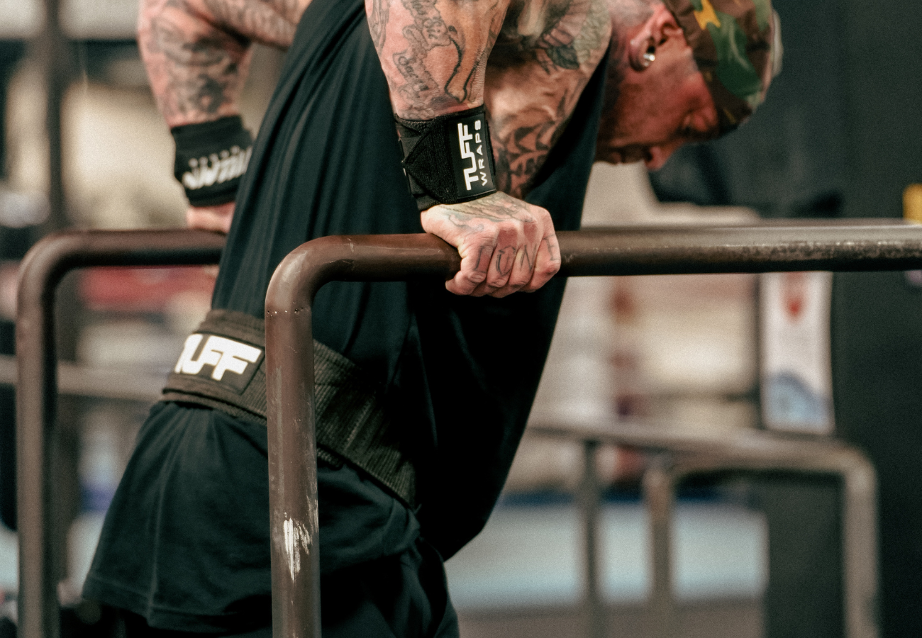 man using dip belt for dips