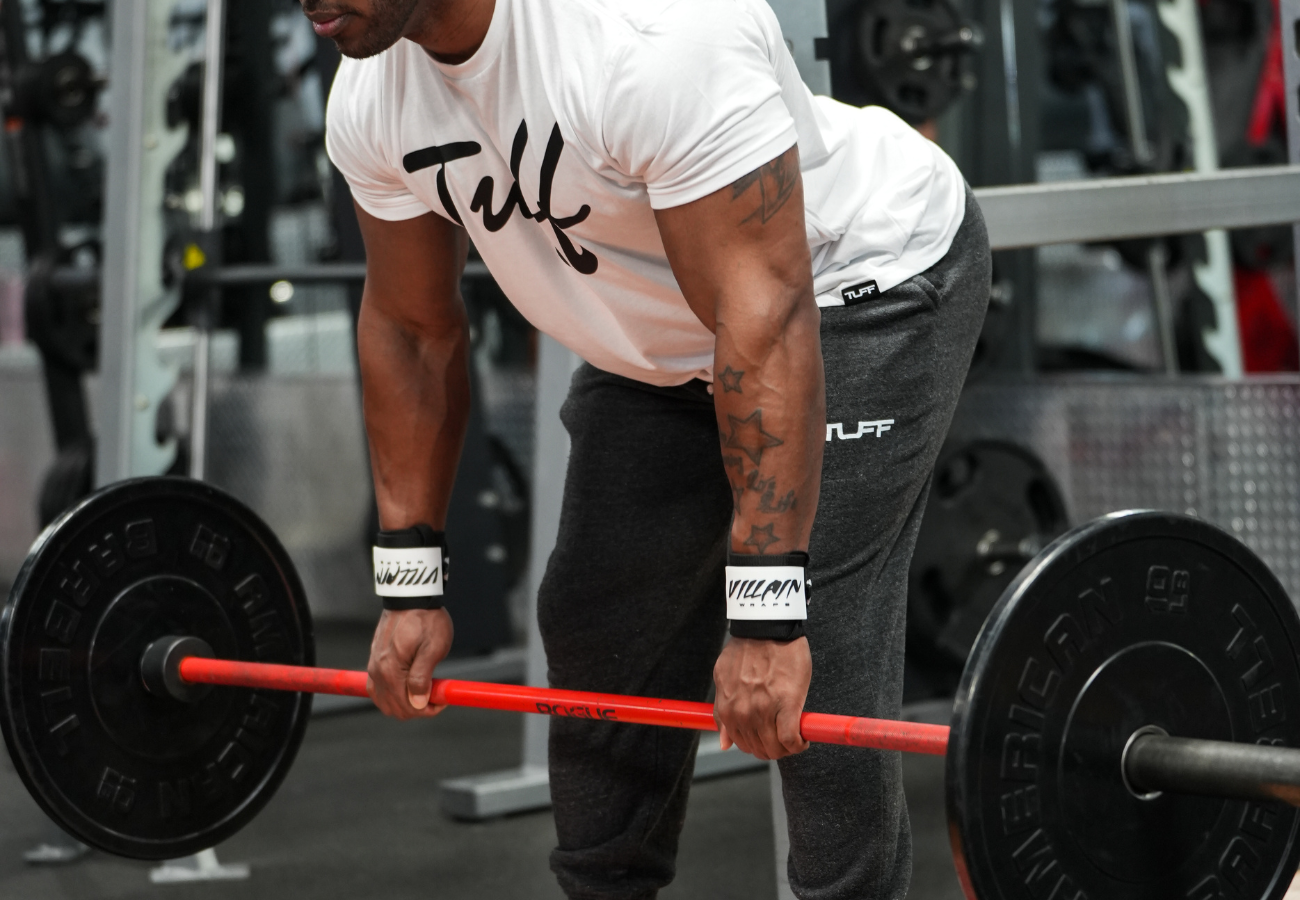 trainer deadlifting with a lifting belt